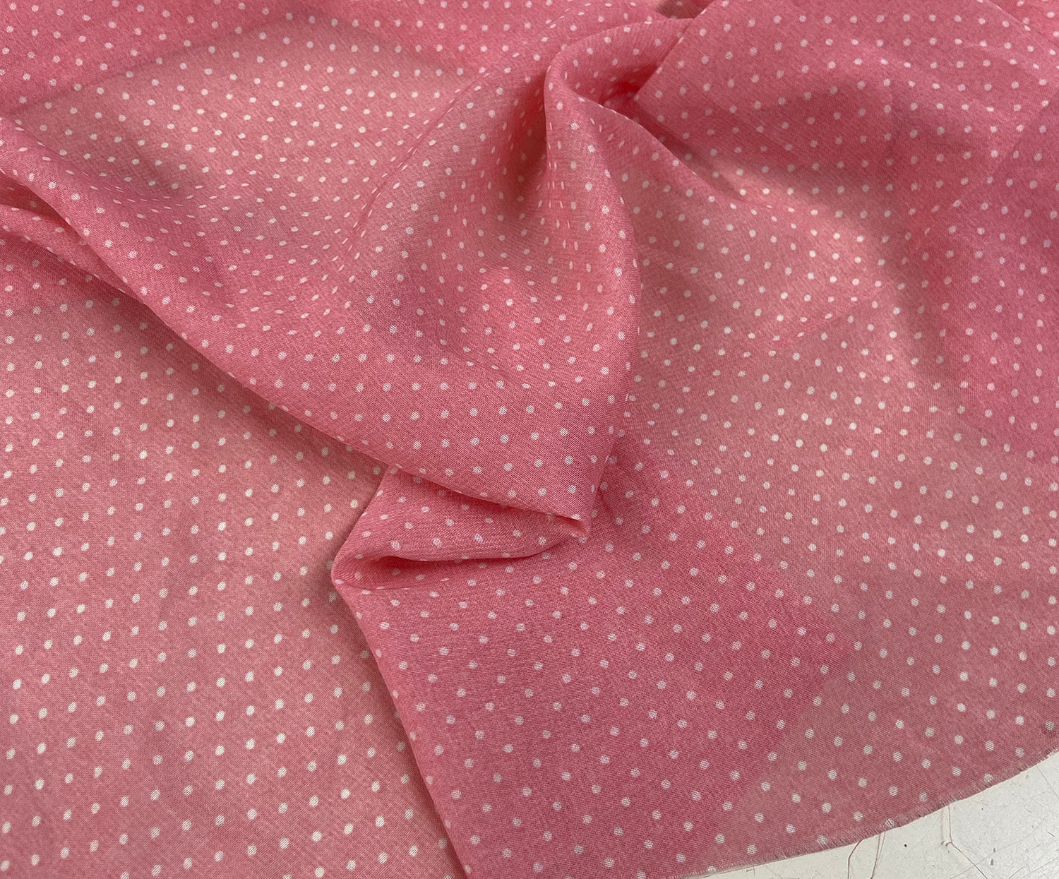 ETEKLERİ NAKIŞLI PUANTİYELİ ŞİFON KUMAŞ - PEMBE