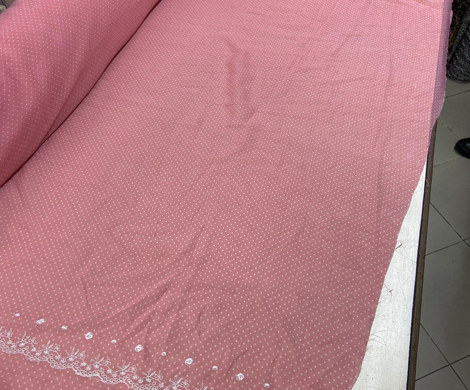 ETEKLERİ NAKIŞLI PUANTİYELİ ŞİFON KUMAŞ - PEMBE