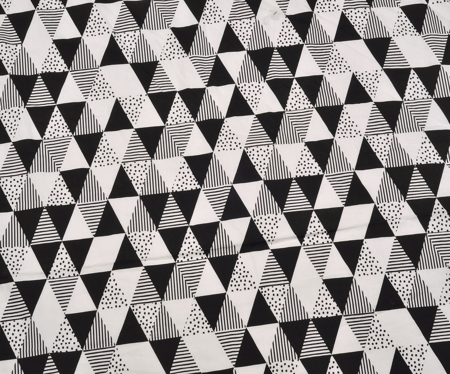 GEOMETRİK DESENLİ PAMUK KUMAŞ - SİYAH