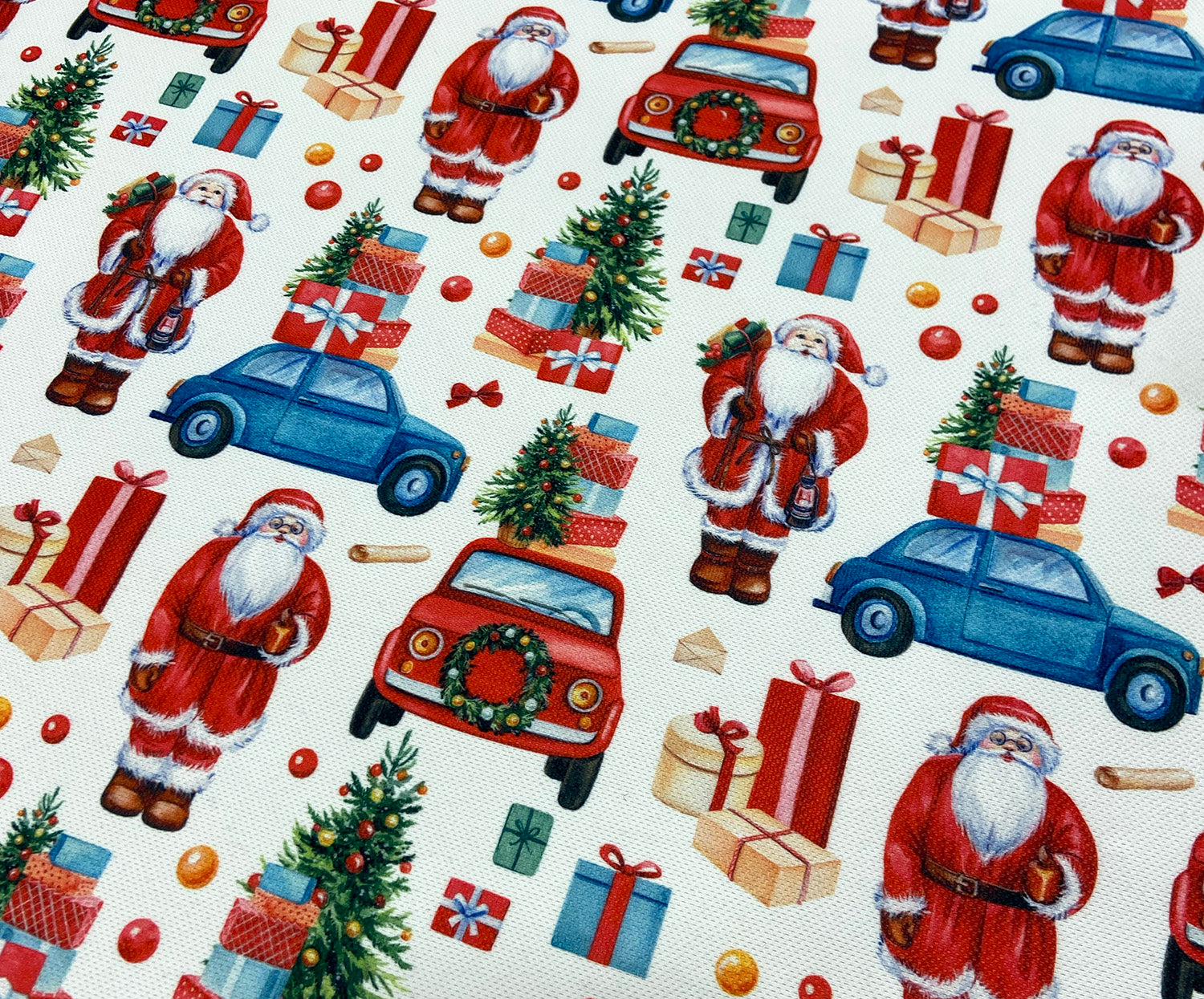 YILBAŞI NOEL BABA VE ARABALAR DİJİTAL BASKI KUMAŞ - BEYAZ