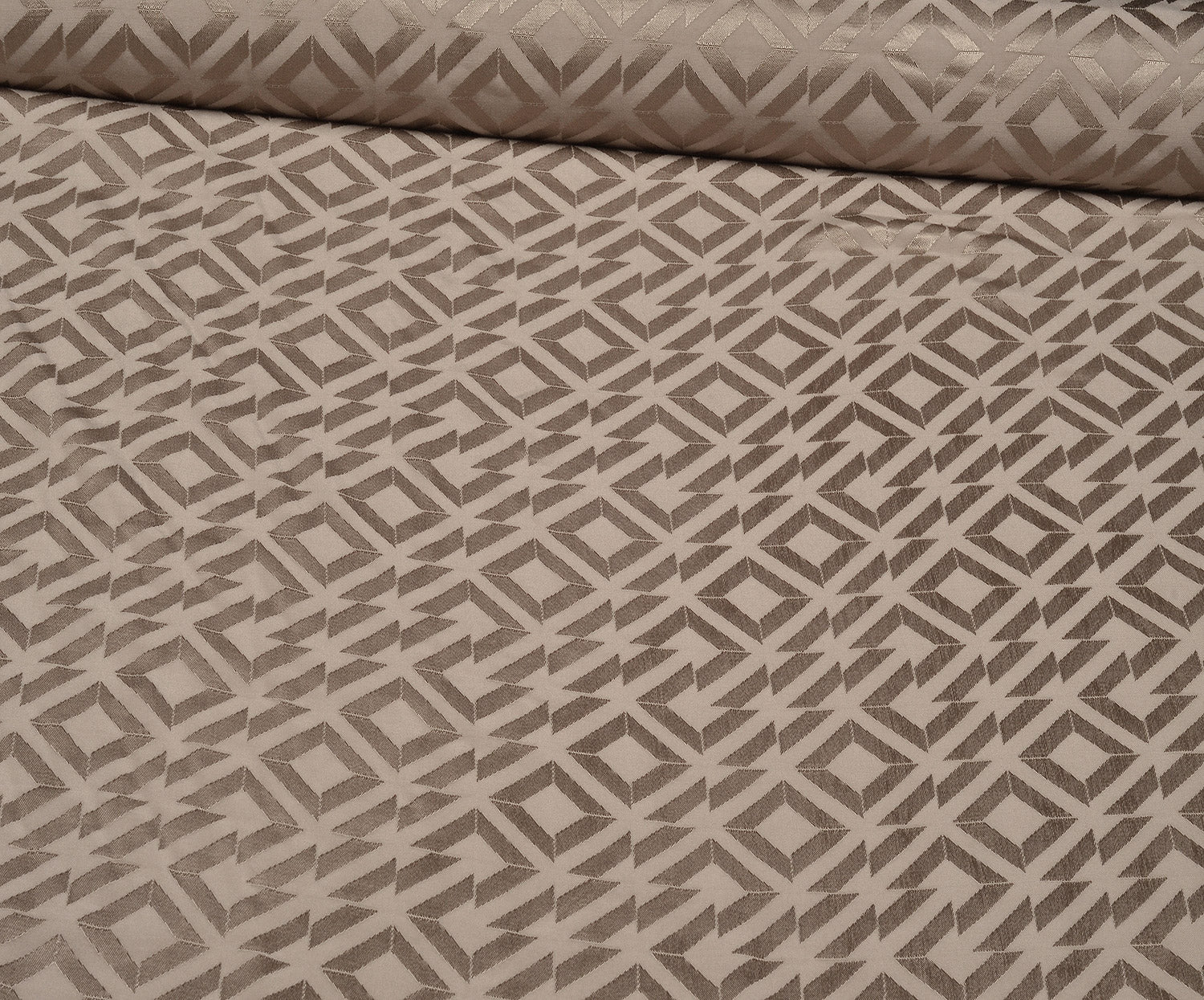 GEOMETRİK DESENLİ VİSKON SATEN KUMAŞ - BEJ