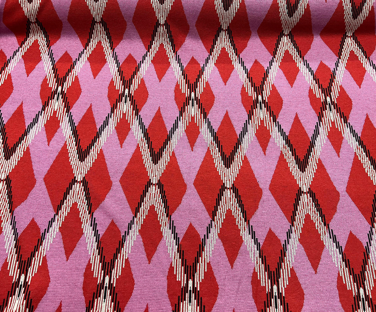 GEOMETRİK DESENLİ ÖRME KUMAŞ - PEMBE