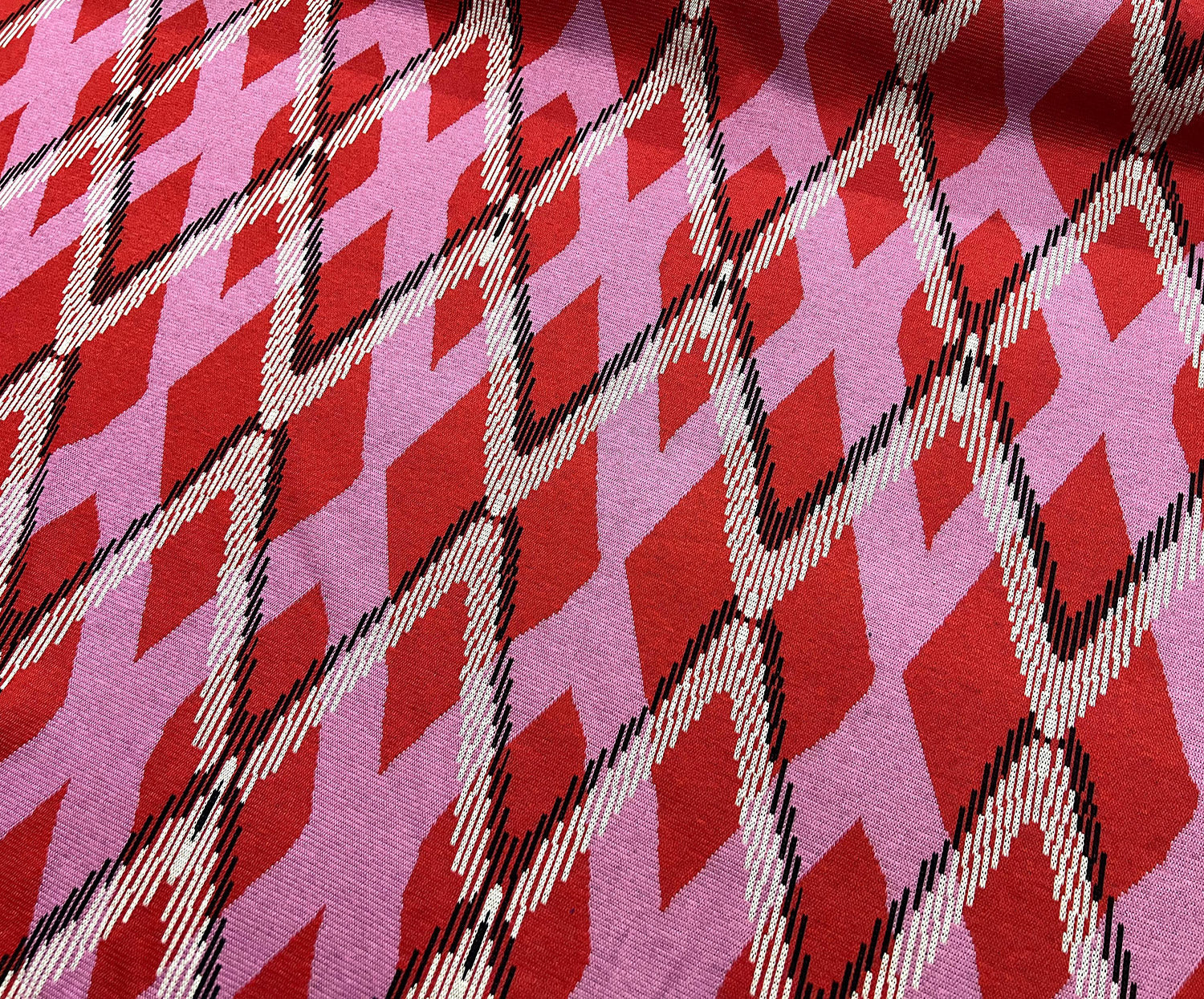 GEOMETRİK DESENLİ ÖRME KUMAŞ - PEMBE