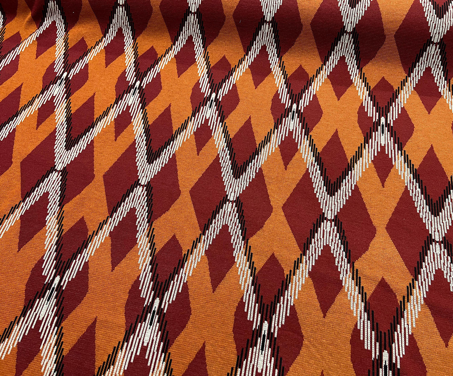 GEOMETRİK DESENLİ ÖRME KUMAŞ - BORDO