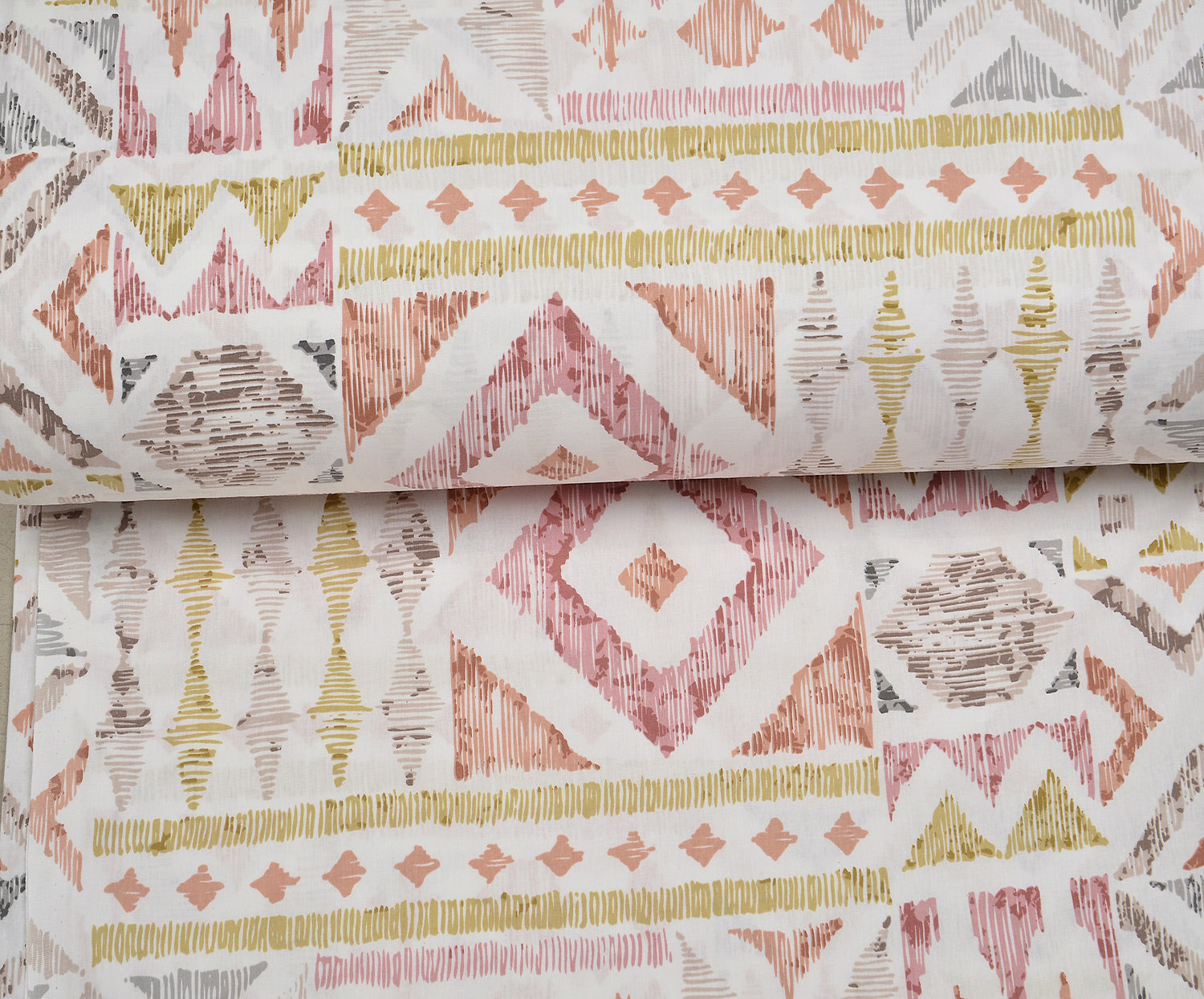 GEOMETRİK DESENLİ POPLİN KUMAŞ - PEMBE