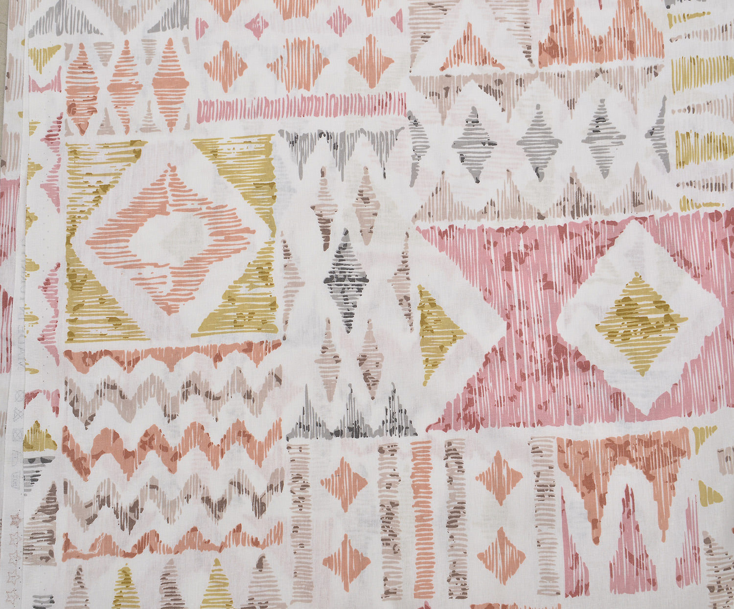 GEOMETRİK DESENLİ POPLİN KUMAŞ - PEMBE