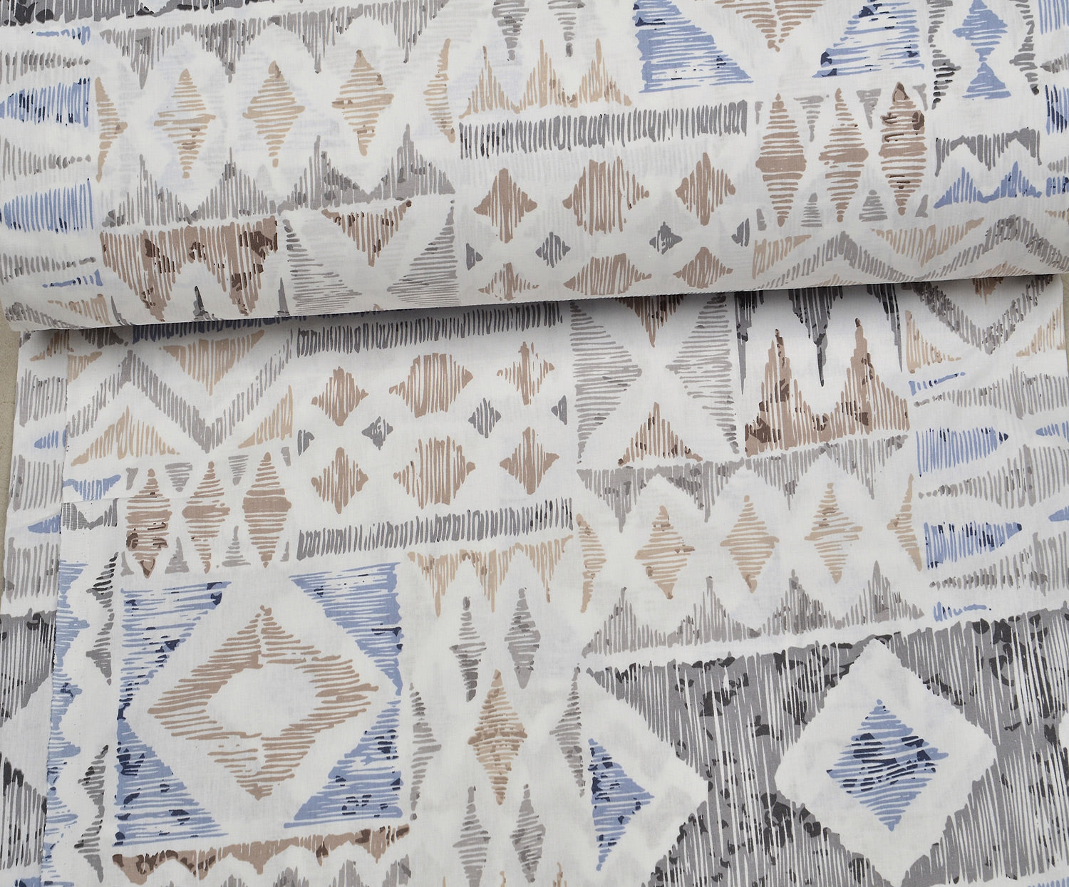 GEOMETRİK DESENLİ POPLİN KUMAŞ - MAVİ