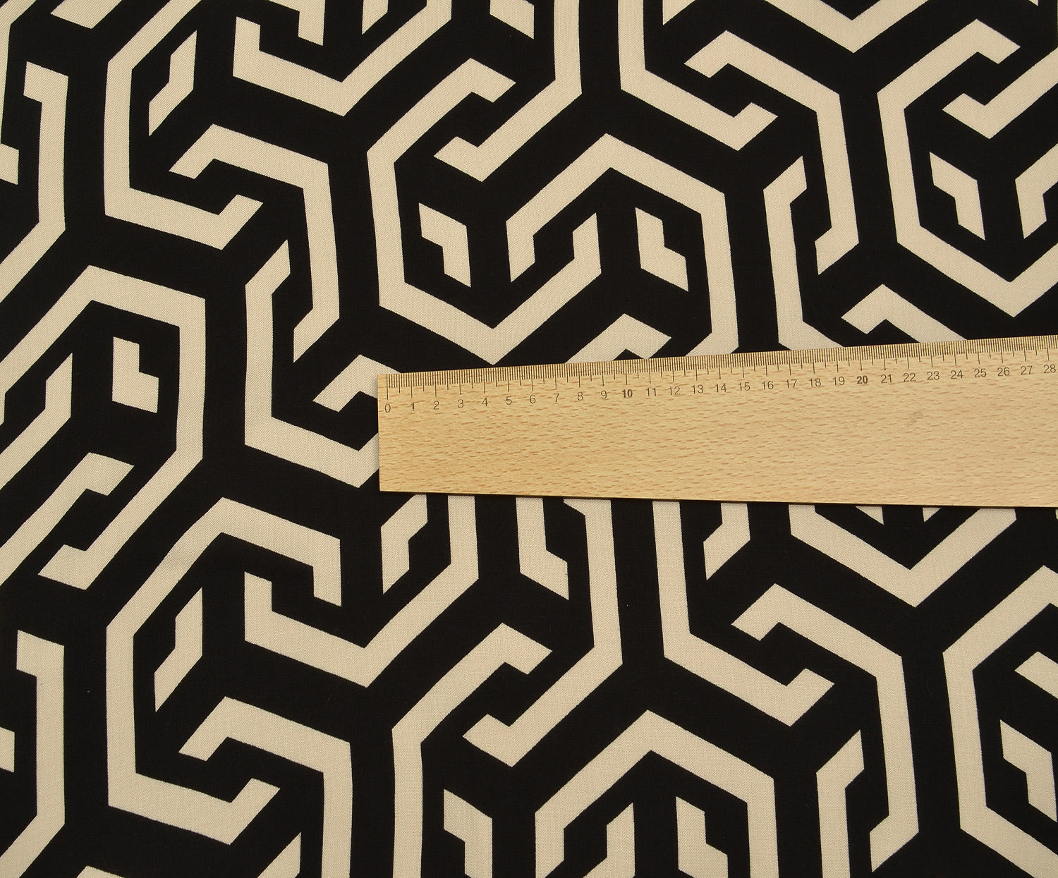 GEOMETRİK DESENLİ VİSKON KUMAŞ - SİYAH