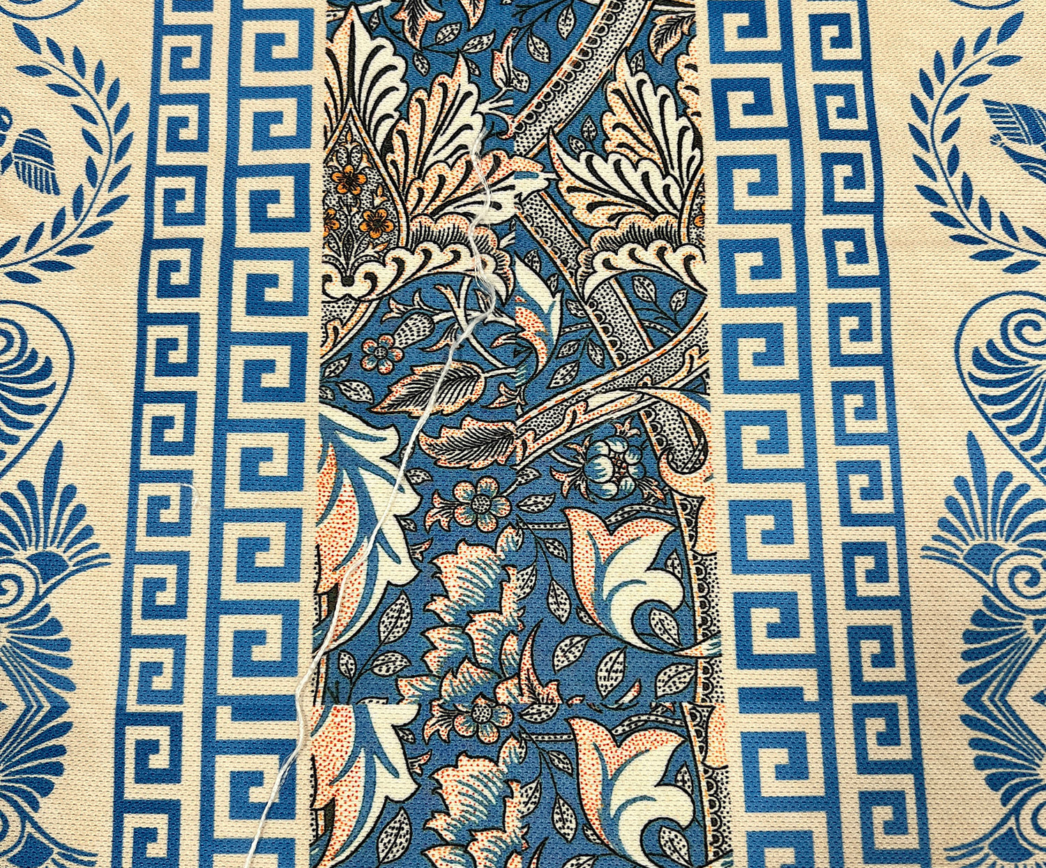 ETNİK KİLİM DESENLİ  DİJİTAL BASKI KUMAŞ - MAVİ