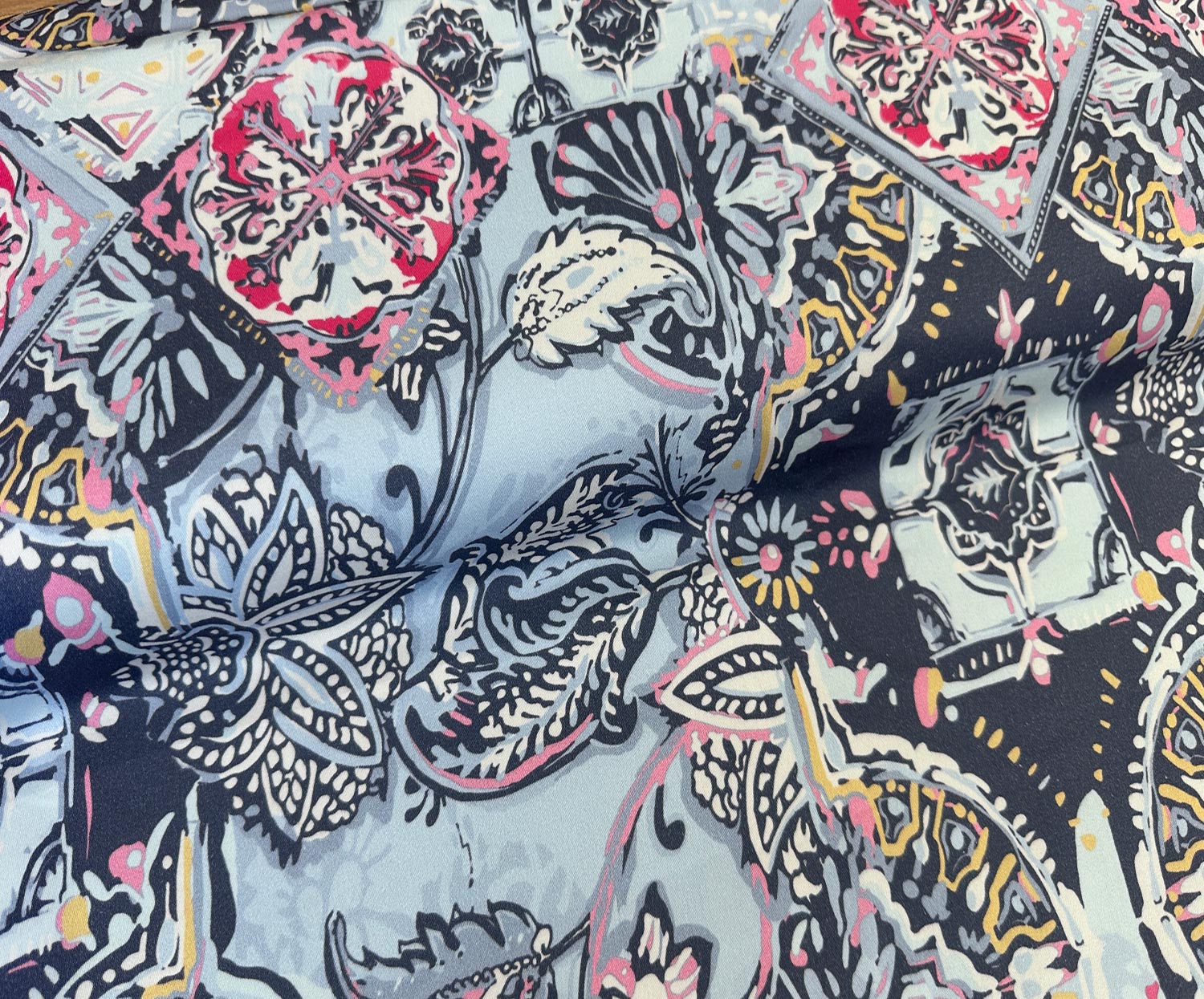 MOTİF DESENLİ PAMUK SATEN KUMAŞ - GRİ