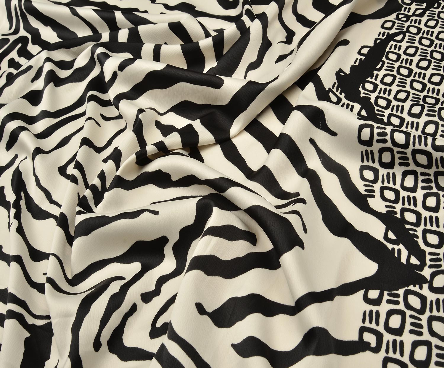 ZEBRA DESENLİ LİKRALI SATEN KUMAŞ - SİYAH