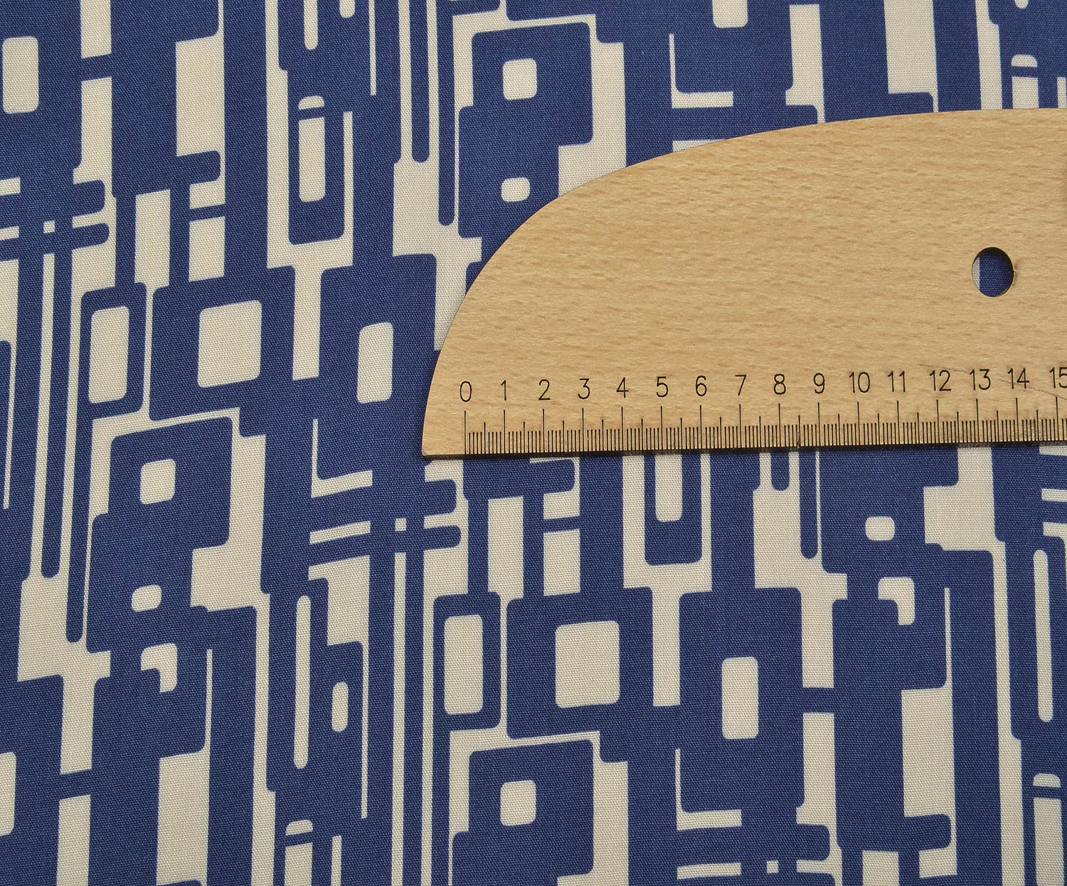 GEOMETRİK DESENLİ VİSKON KUMAŞ - SAKS