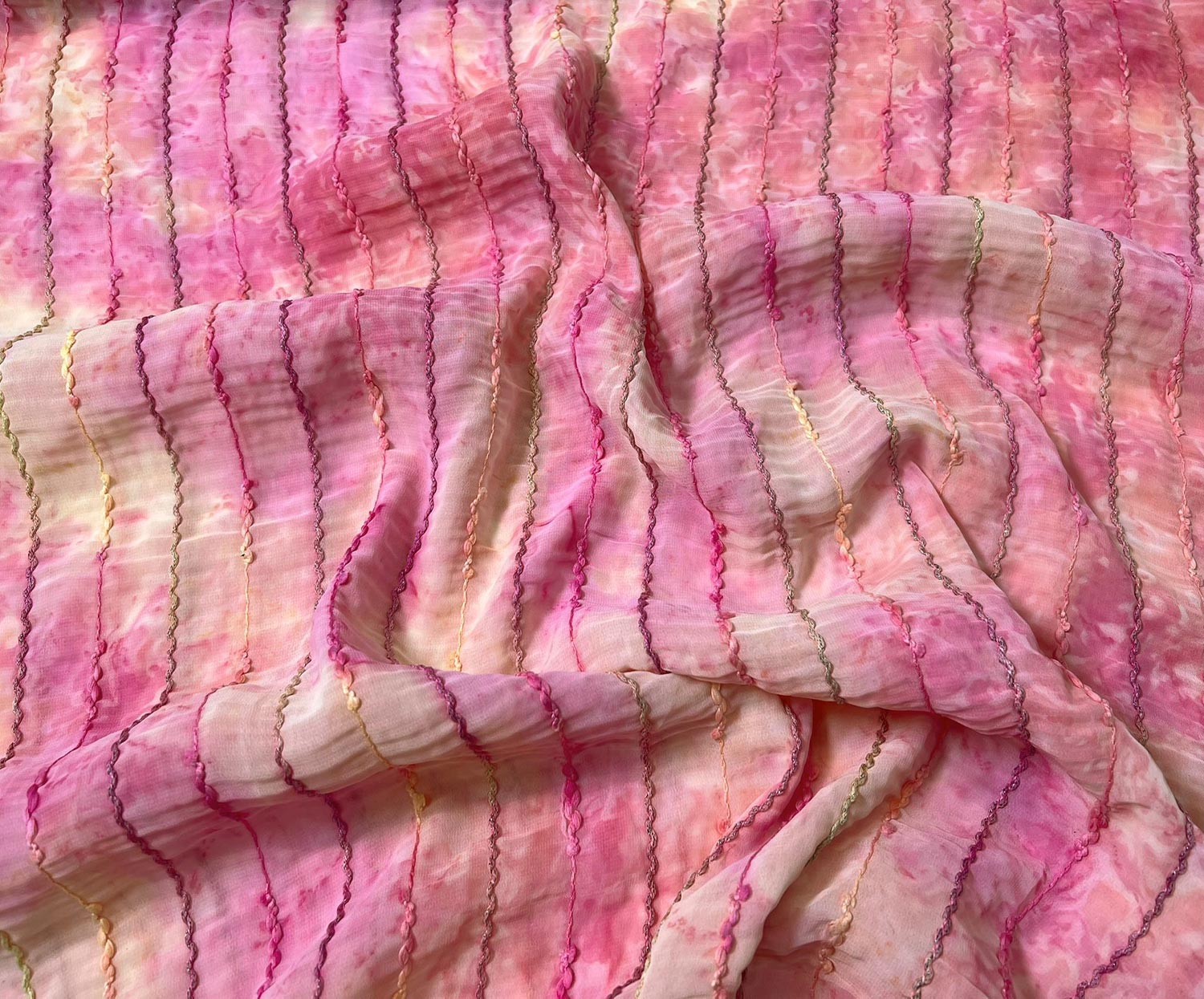 KABARTMA DESENLİ ŞİFON KUMAŞ - PEMBE