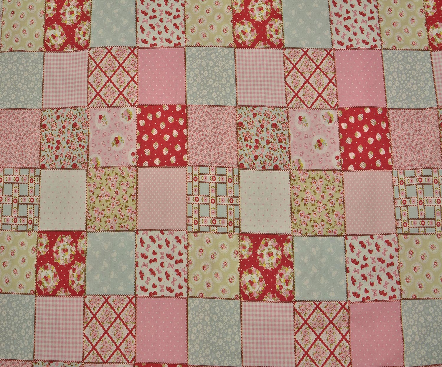 MISIR PAMUĞU PATCHWORK ÇİLEK BAHÇESİ DESEN - PEMBE