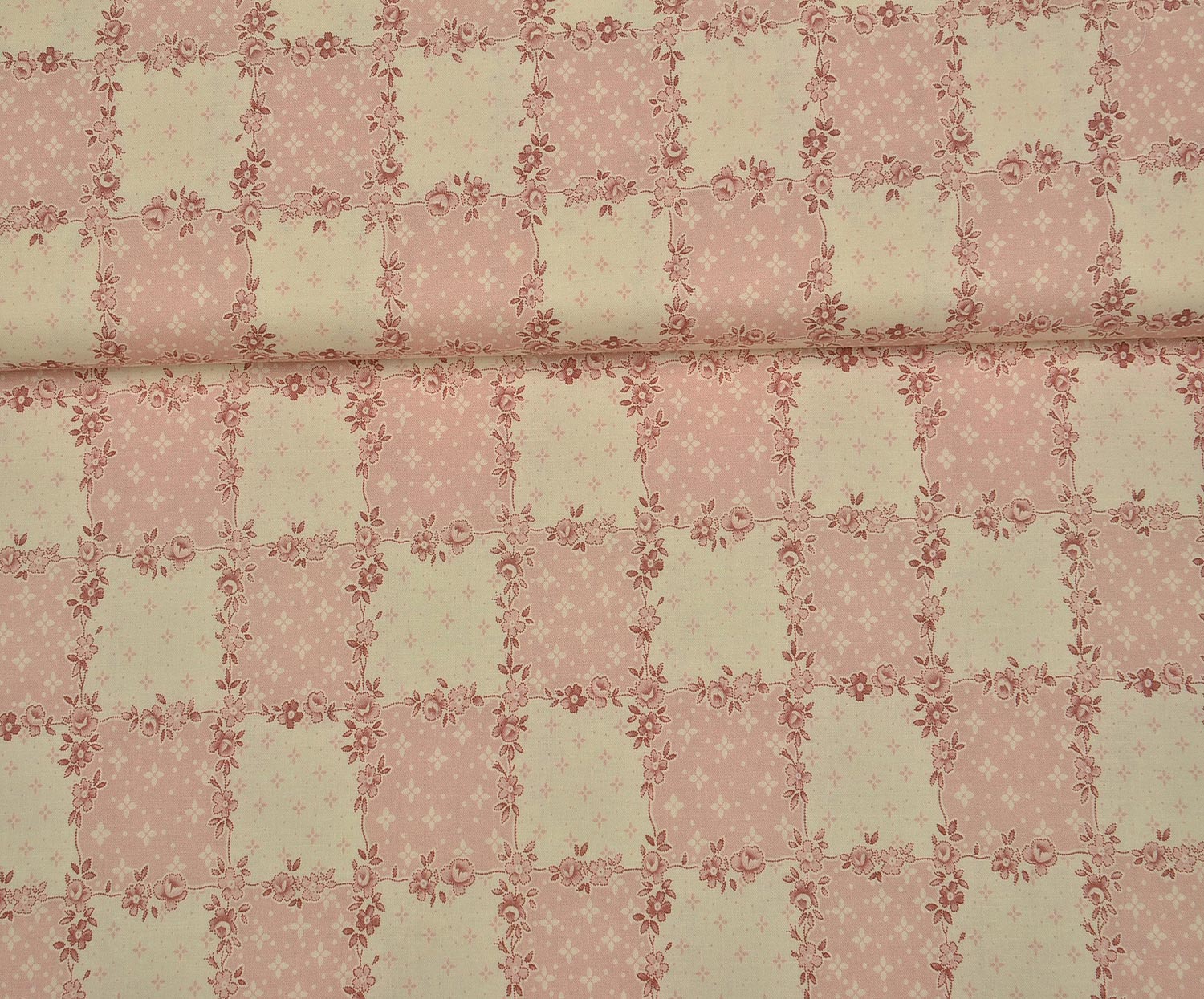 EGYPTIAN COTTON FLORAL SQUARES PATTERN - POWDER